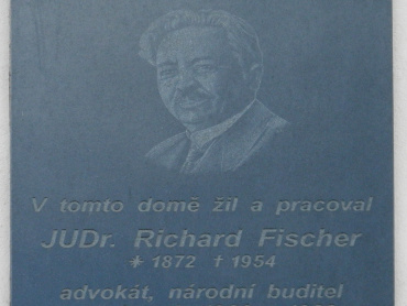 Pamětní deska JUDr. Richarda Fischera na fasádě domu v Olomouci, třída Svobody 18. Foto Michal Maňas.